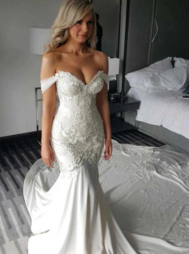 Off Shoulder Lace Appliques Mermaid Wedding Dress with Pearls