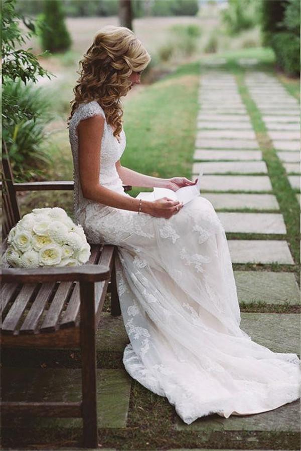 Elegant Lace Appliques Sheath Wedding Dress With Keyhole Back
