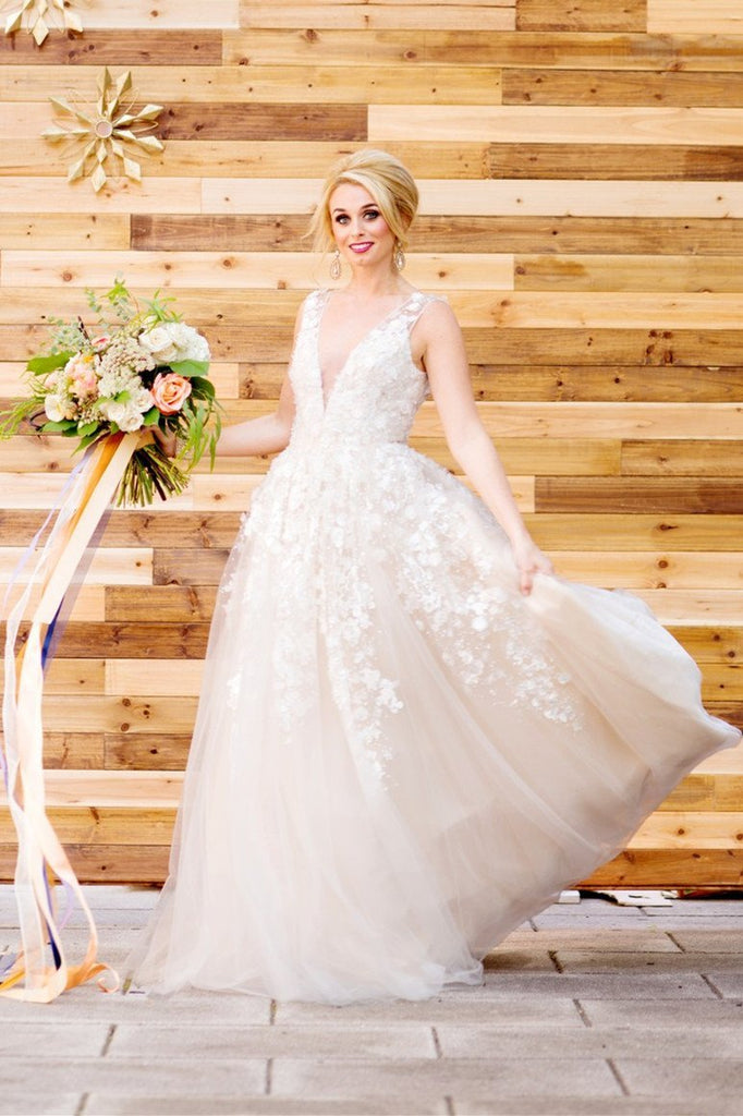 Charming Country Wedding Dresses V-neck Appliques A Line Bridal Gowns
